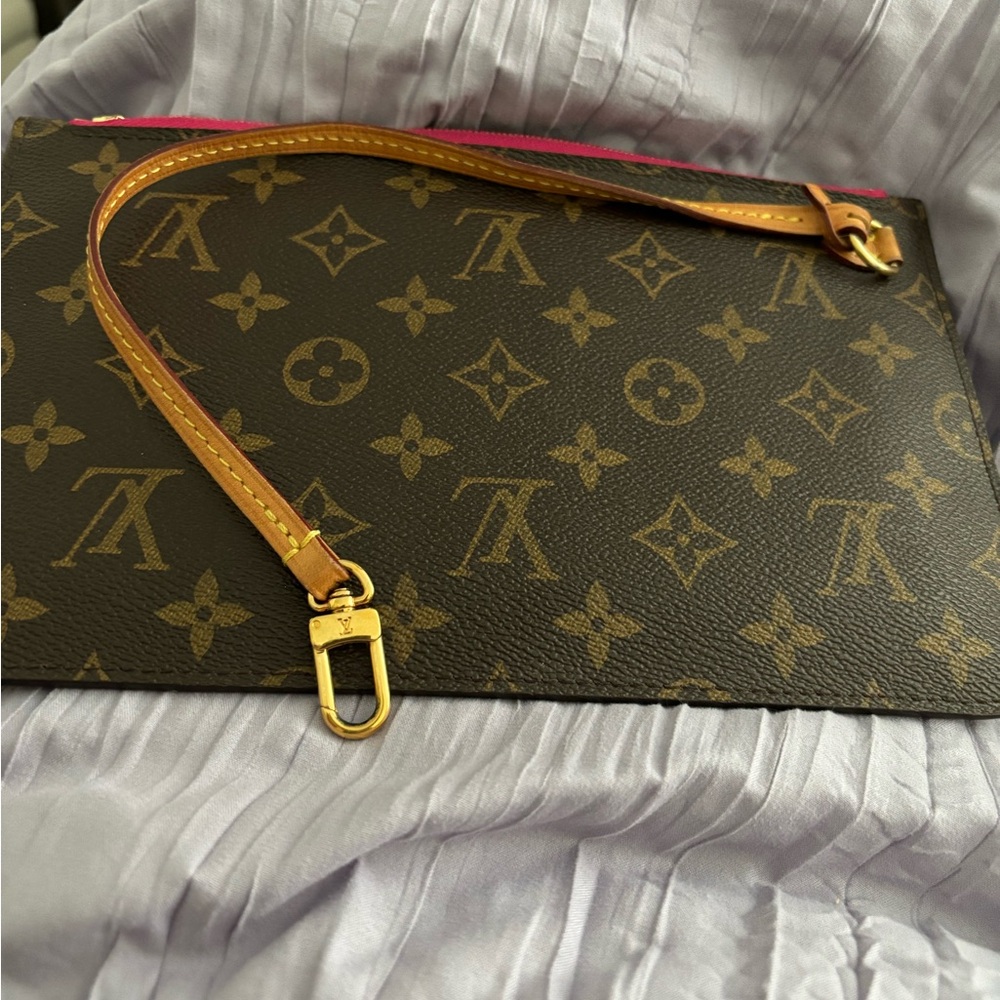 Luis Vuitton wristlet